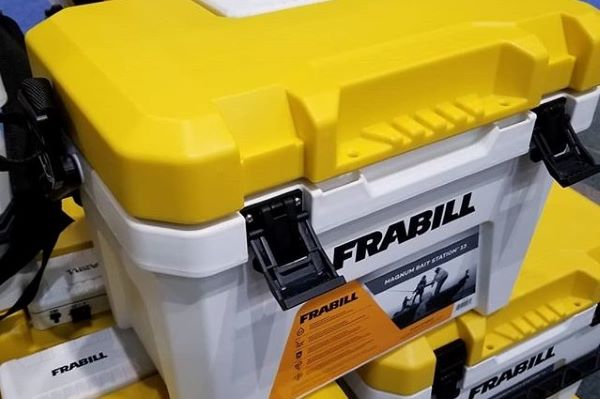 Frabill Magnum Bait Station 30 30 Quart Bait Cooler with Dual Aeration,  White and Yellow フィッシングツール